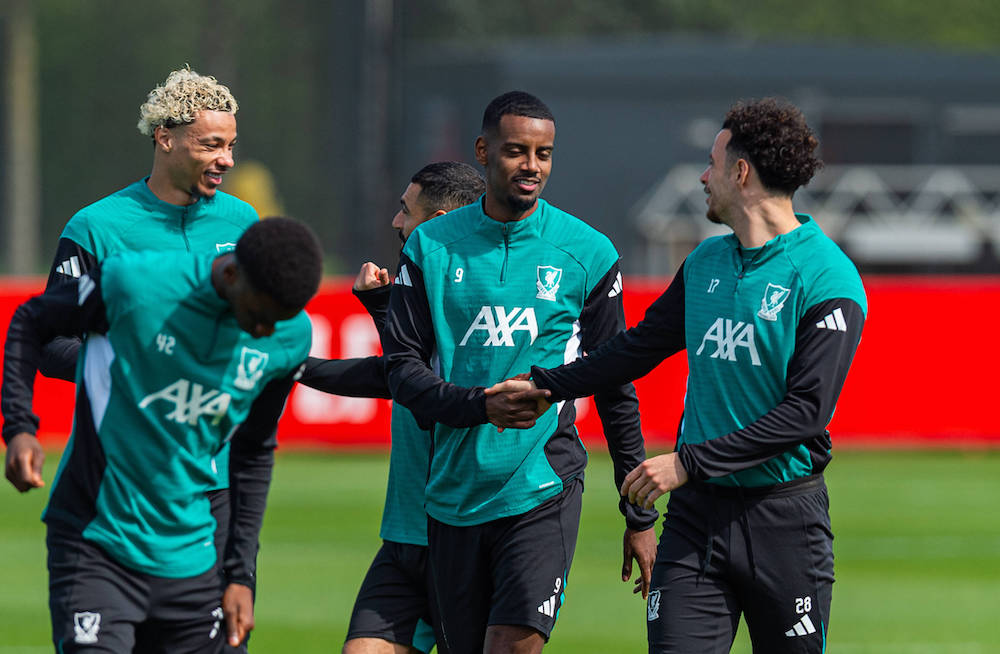 Isak är med på planet till Paris